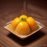 lianzu 产品编辑王嘉轩的照片，正在电脑前规划内容架构，神情认真，办公环境简洁现代